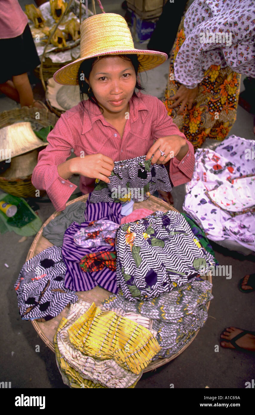 Frau-Verkäufer in einem offenen Markt in Bangkok Thailand kleine lokale Geschäftsleute und Farbe Travel Business People Stockfoto