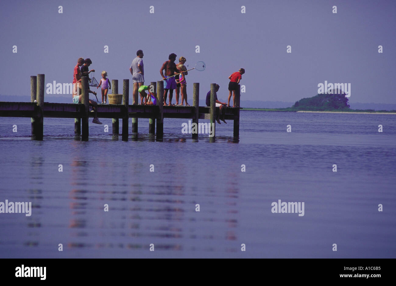 Urlauber auf einem der Docks auf Rehoboth Bay Delaware Erwachsene Kinder aller Altersgruppen Wasser Freizeit Menschen Stockfoto