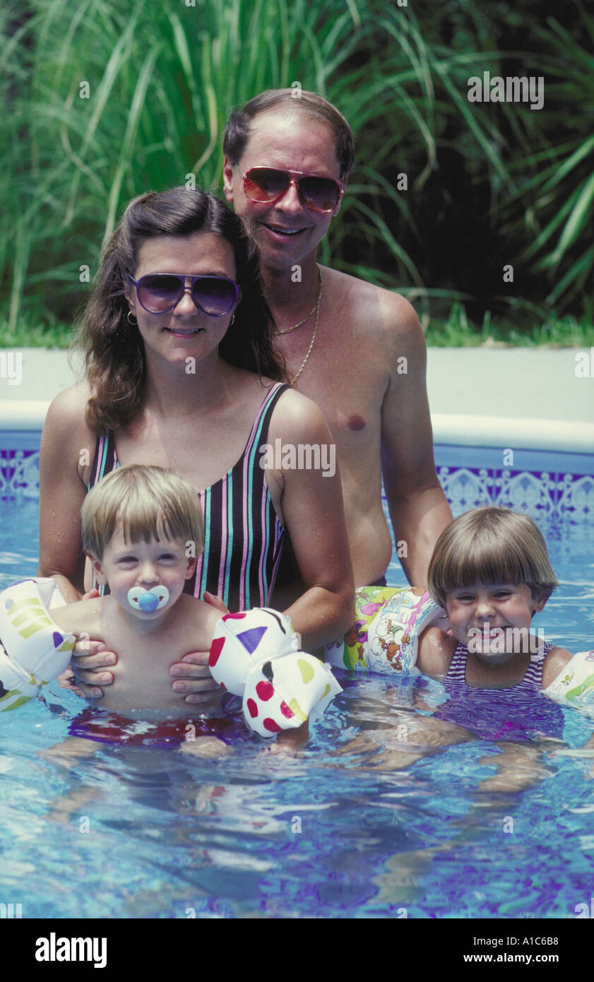 Amerikanische Familie, bestehend aus jungen Ehepaar mit Alter 3 Jahre alten Tochter und 1 Jahr alten Sohn Stockfoto