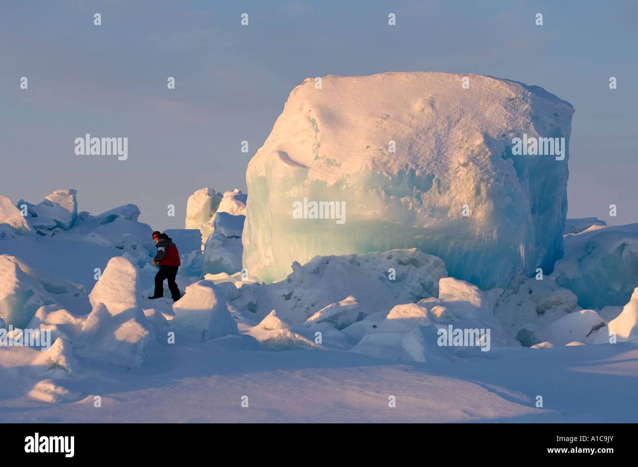 Stacy Hopson spaziert an einem riesigen Eisball auf dem gefrorenen Chukchi-Meer während der Frühjahrssaison Arktisches Alaska Stockfoto