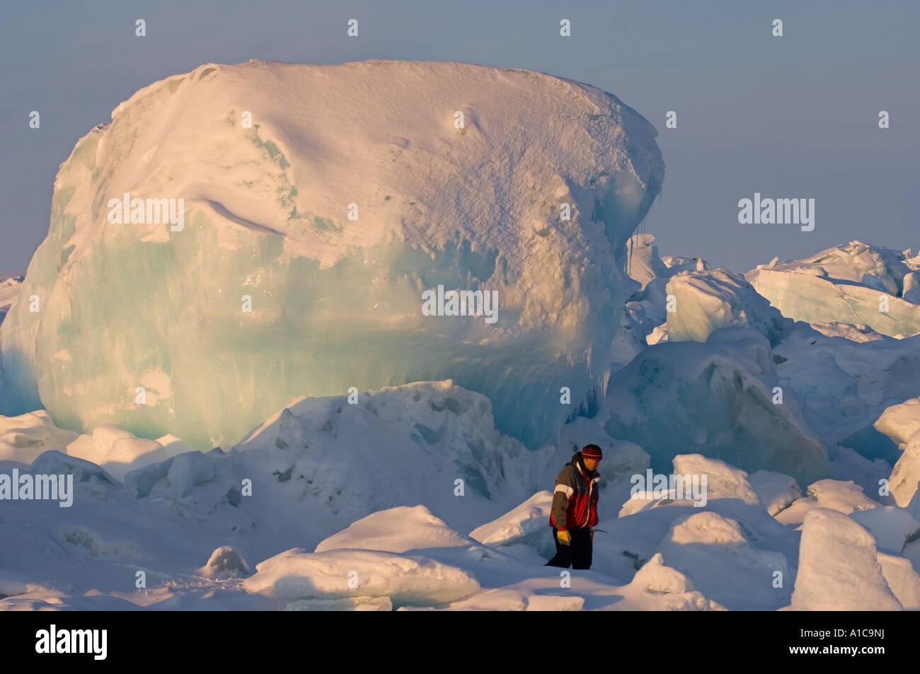 Stacy Hopson spaziert an einem riesigen Eisball auf dem gefrorenen Chukchi-Meer während der Frühjahrssaison vor Point Barrow Arctic Alaska Stockfoto