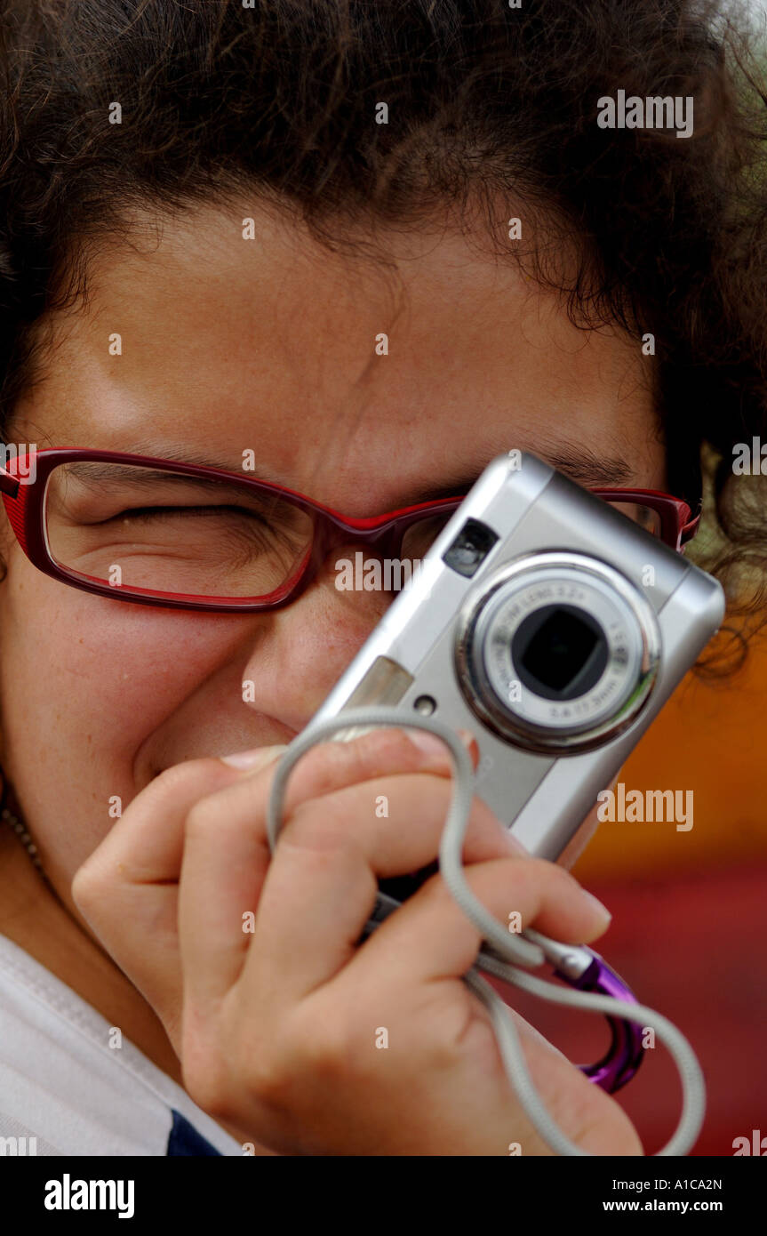 Enfant Avec Appareil Photo Numrique, 12 Ans, MR, Mädchen mit einer Digitalkamera Stockfoto