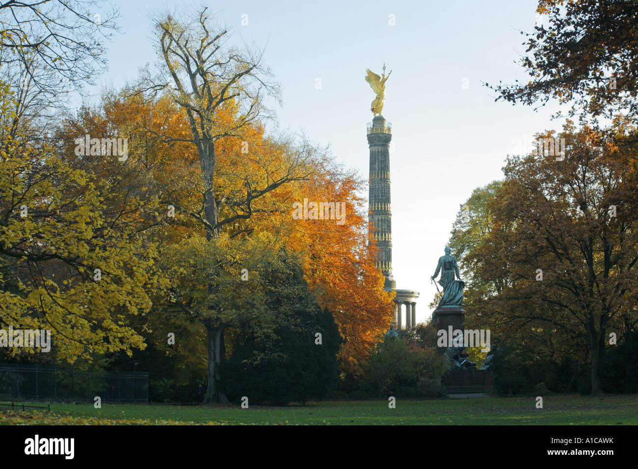 Herbststimmung am Stadtpark Tiergarten, Blick zum Sieg Spalte, Deutschland, Berlin Stockfoto
