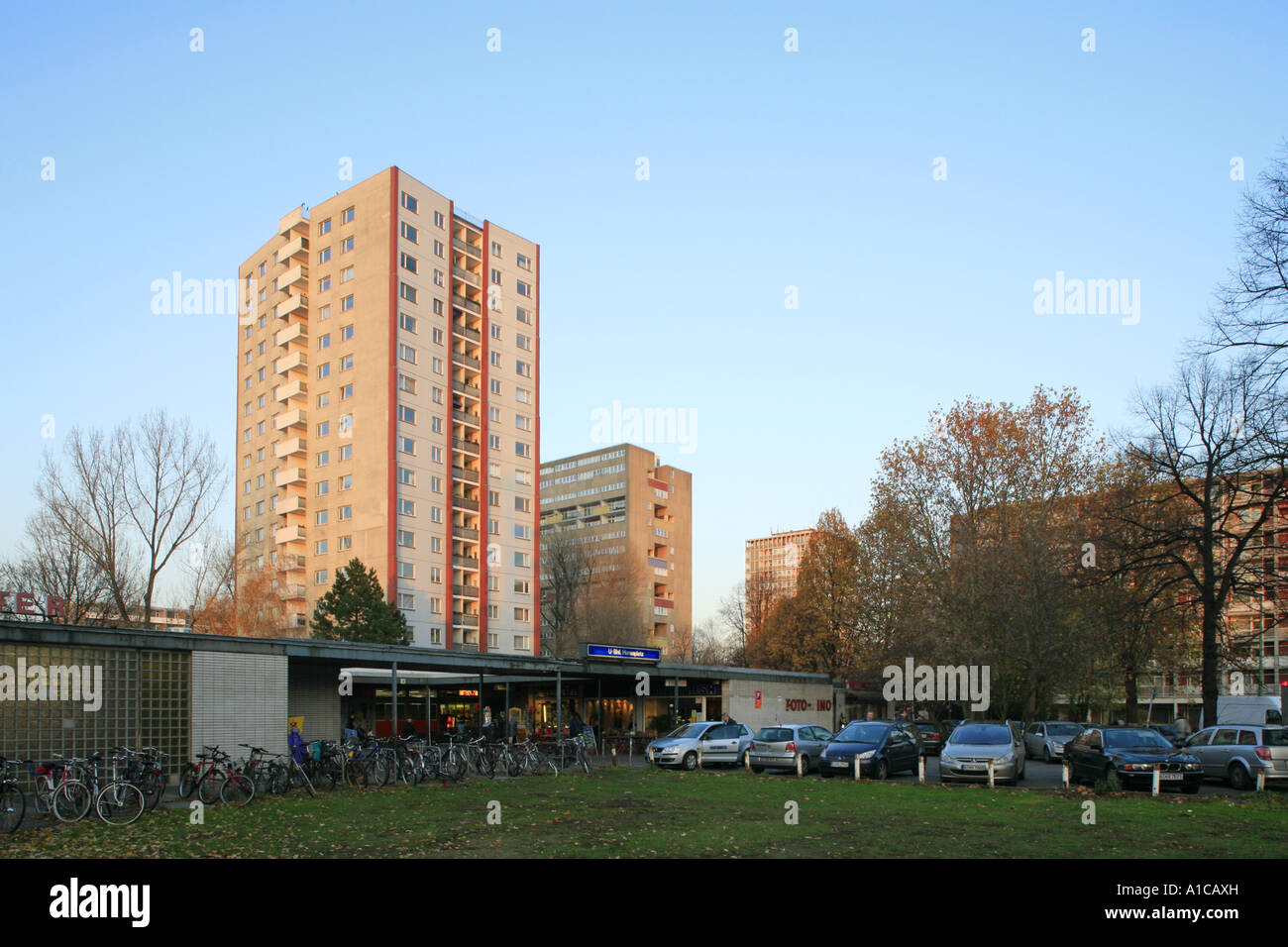 Hochhäuser im Quartal Hansaviertel, u-Bahnstation Hansaplatz im Vordergrund, Deutschland, Berlin Stockfoto