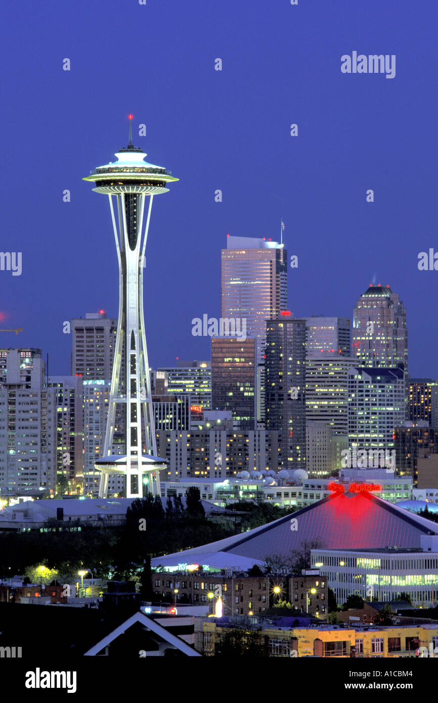 Seattle Space Needle und Wolkenkratzer in der Innenstadt von Seattle Washington in der Dämmerung am frühen Abend Stockfoto