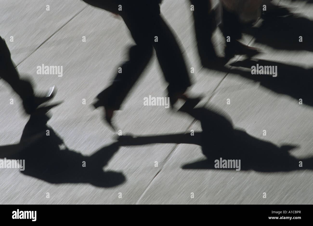 Menschen Schatten Spaziergang Detail Füße Beine Abdeckung Symbol Straße bewegen Stockfoto