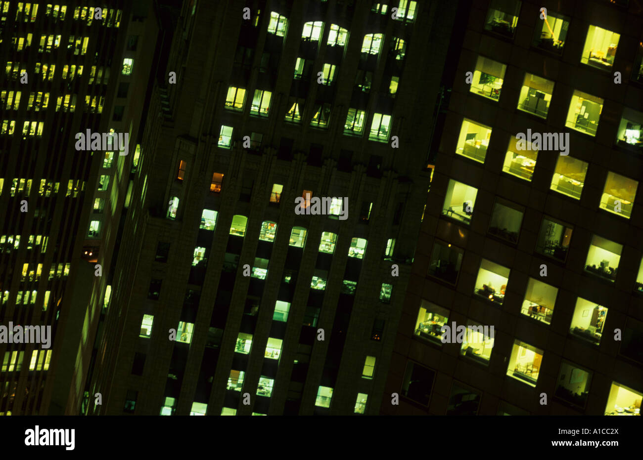 Geschäftshaus viele Fenster Licht Nacht Symbol Aktivität Stockfoto