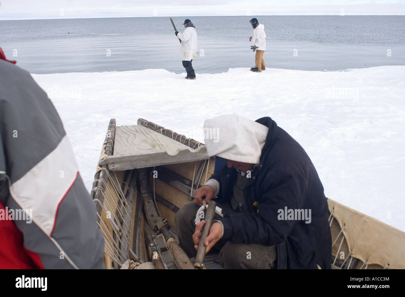 inupiat Walfang Crew mit Skin Boot und Walfanggeräten am Rande einer Leine im gefrorenen Chukchi Meer arktischen Alaska Stockfoto