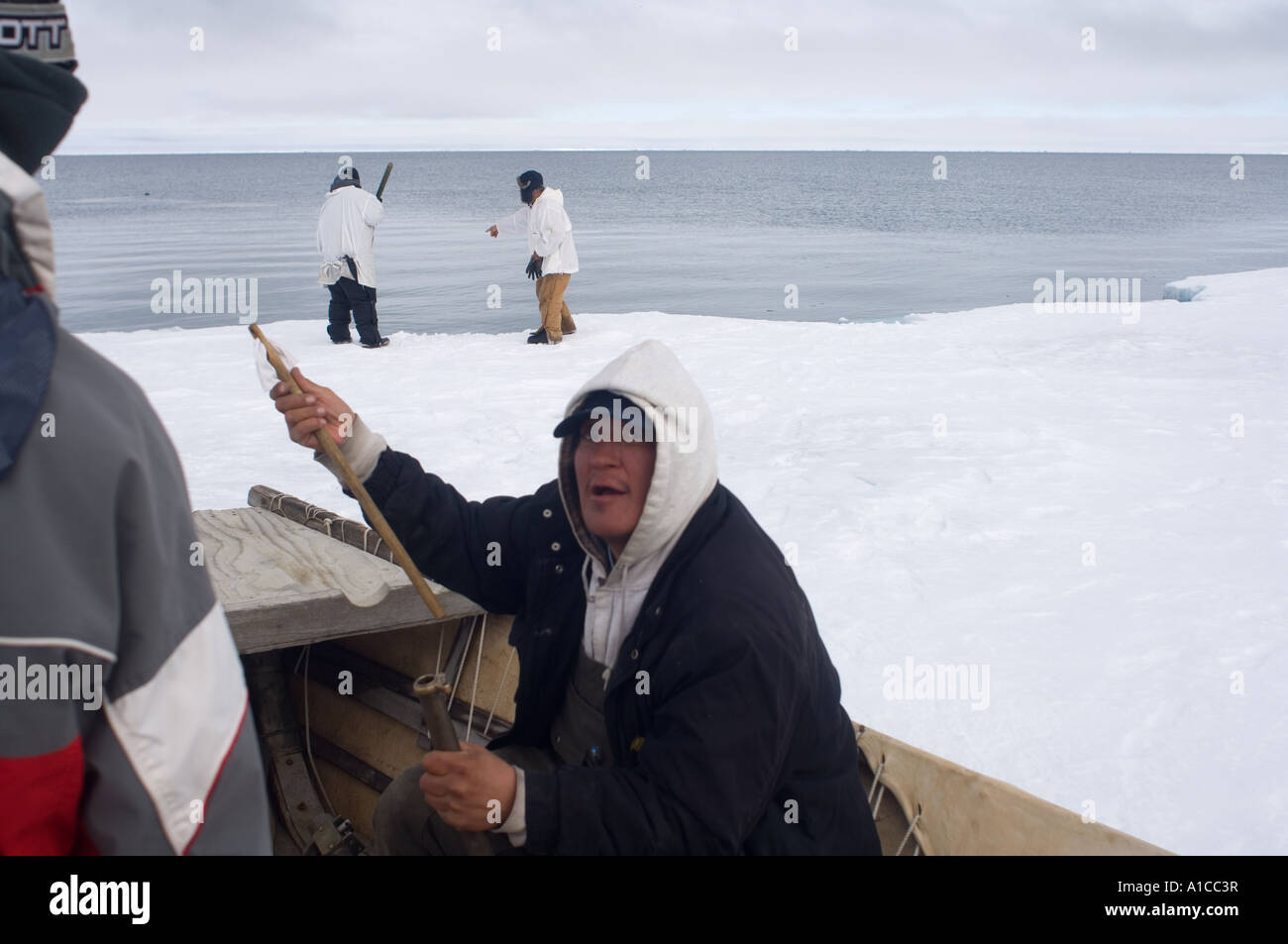inupiat Walfang Crew mit Skin Boot und Walfanggeräten am Rande einer Leine im gefrorenen Chukchi Meer arktischen Alaska Stockfoto