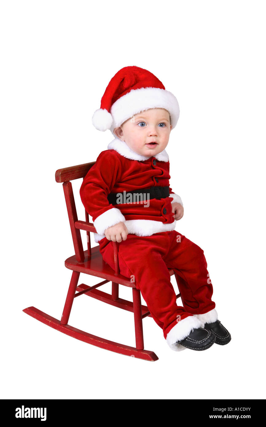 Baby im Weihnachtsmannkostüm auf Schaukelstuhl sitzen Stockfoto