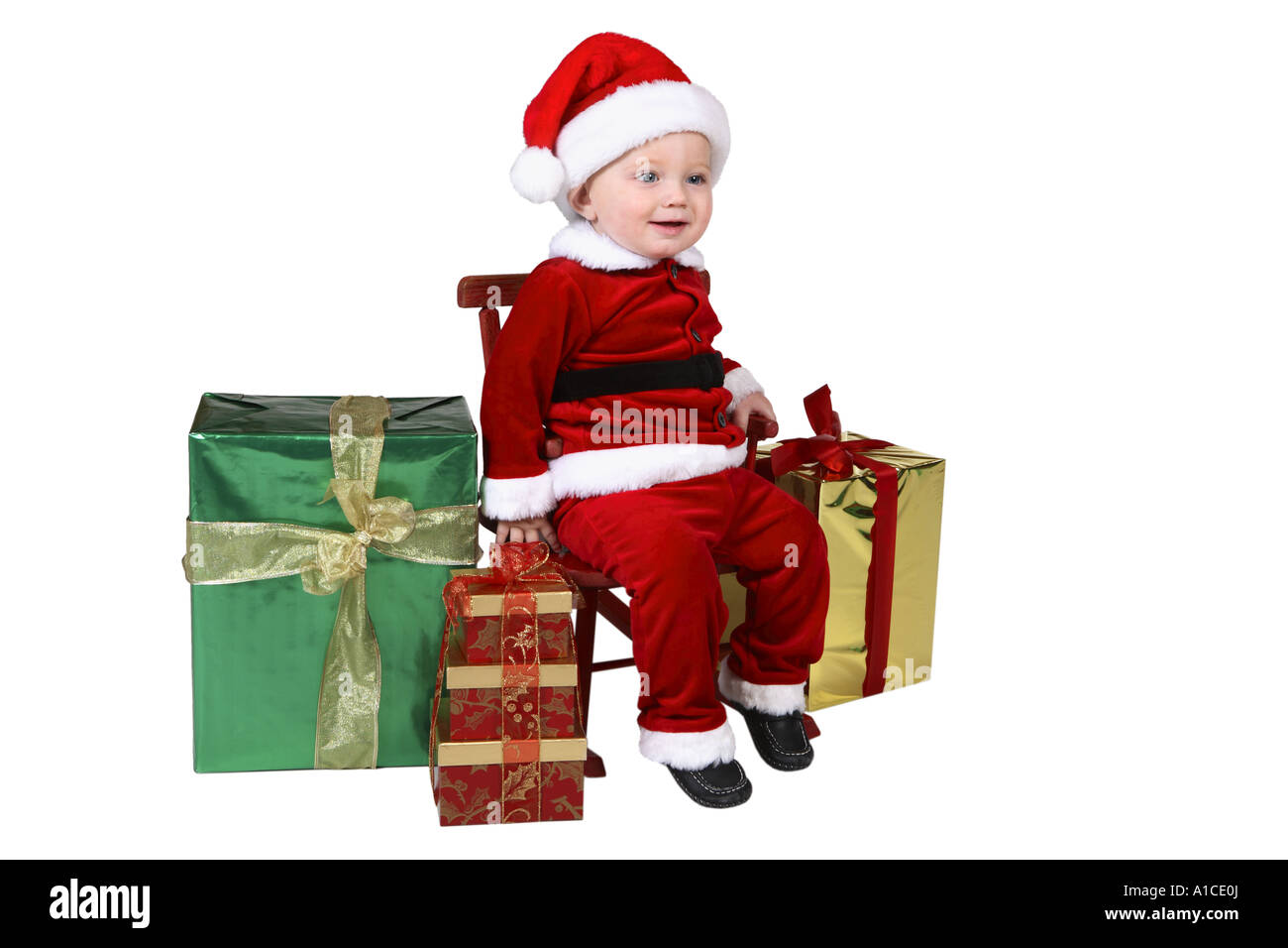 Baby im Weihnachtsmannkostüm mit Geschenken Stockfoto