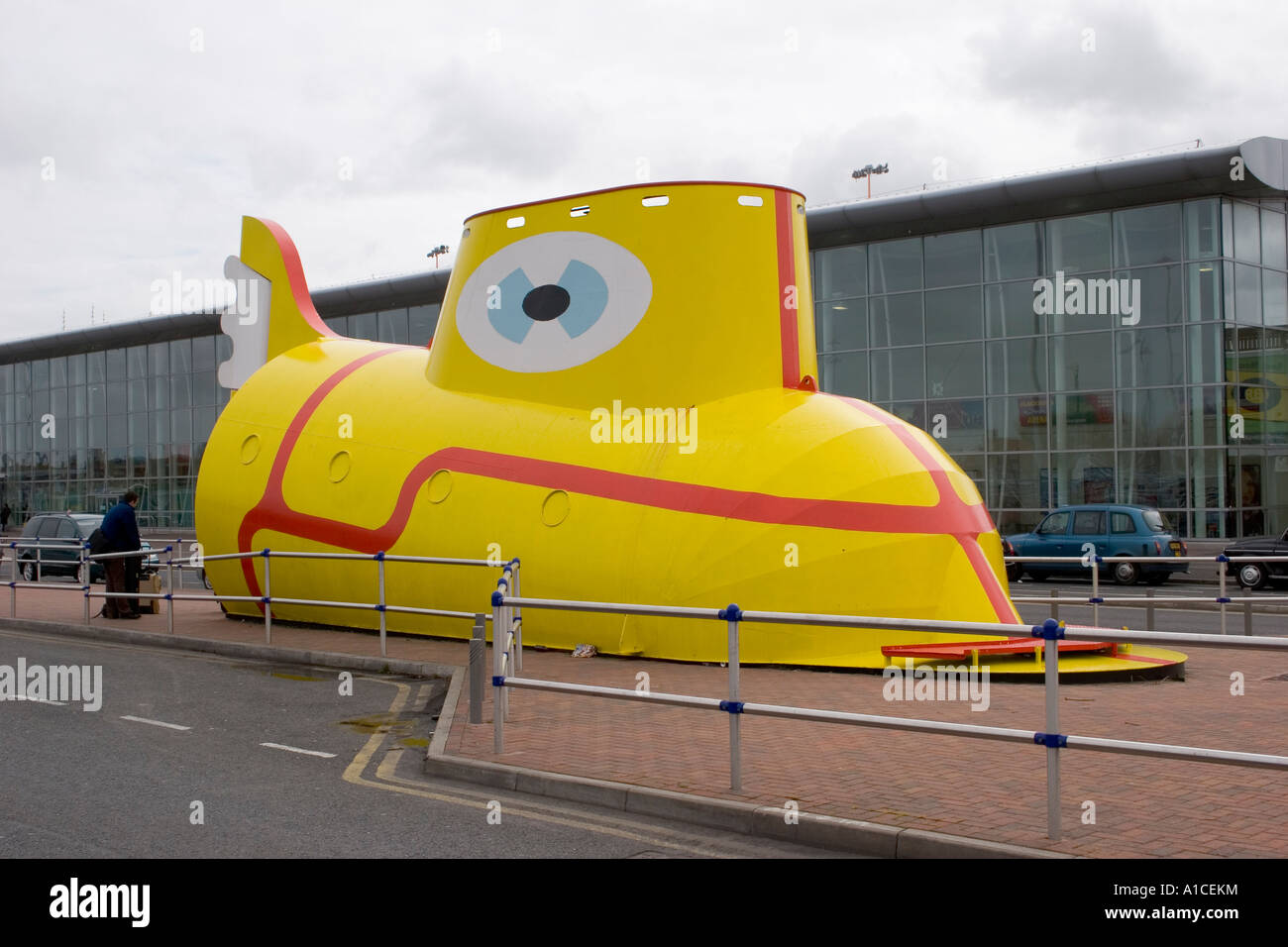 Die Beatles Yellow Submarine außerhalb John Lennon Airport in Liverpool Stockfoto