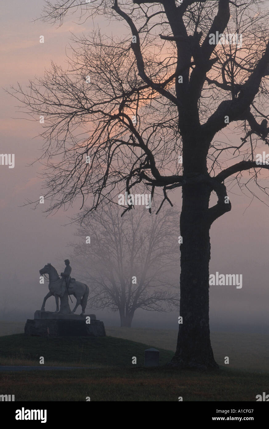 Union Kavallerie-Denkmal im Nebel auf dem Bürgerkrieg Schlachtfeld von Gettysburg auf Cemetery Ridge. Stockfoto