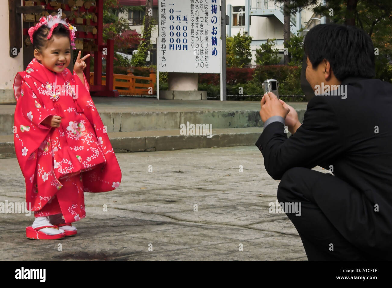 Vater Fotos junge Tochter im Kimono, Shichi-Go-San, Utou Schrein, Aomori Festspielstadt Stockfoto