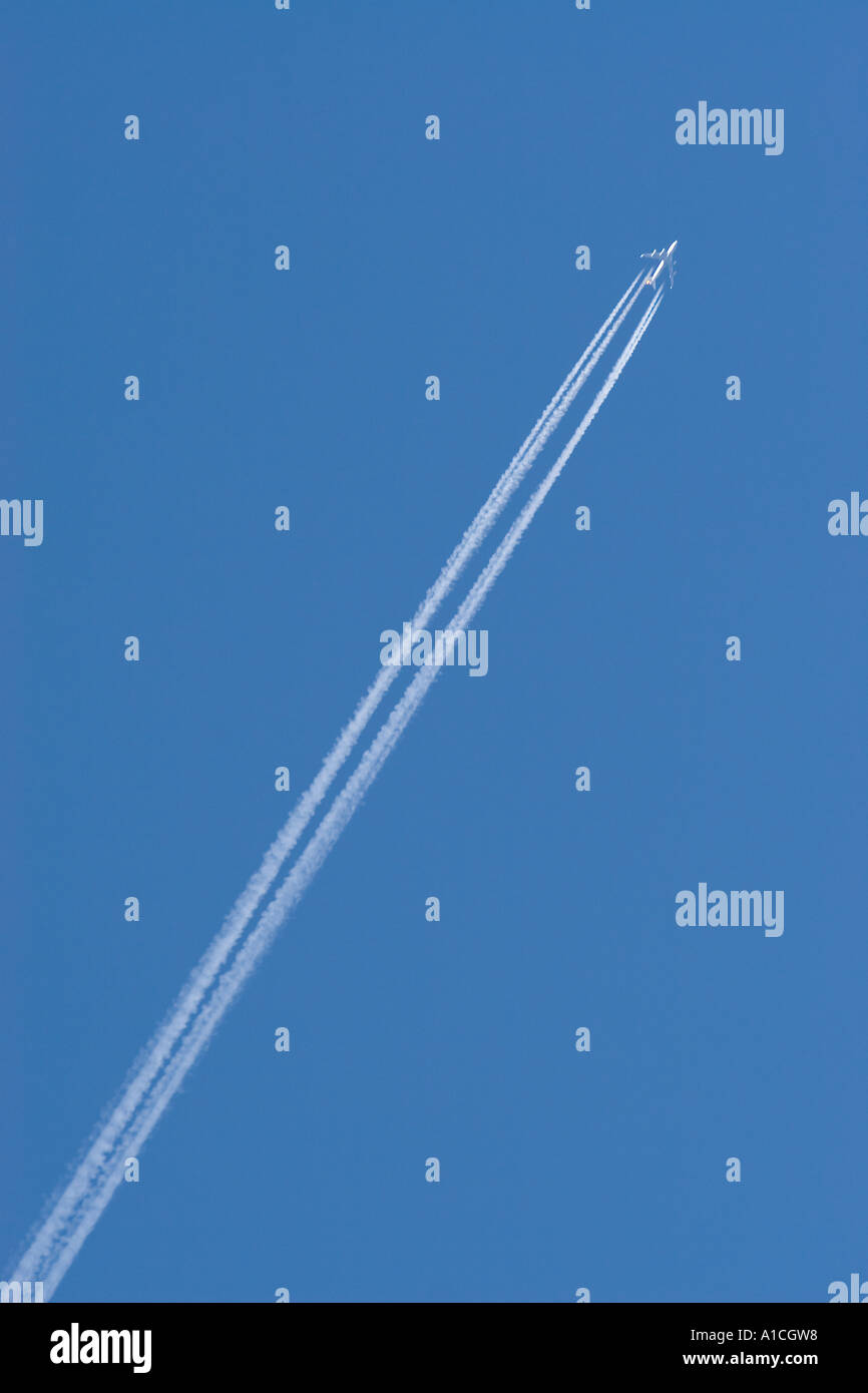 Ein Jumbo Jet eine Dampf-Spur über einen tiefblauen Himmel Stockfoto