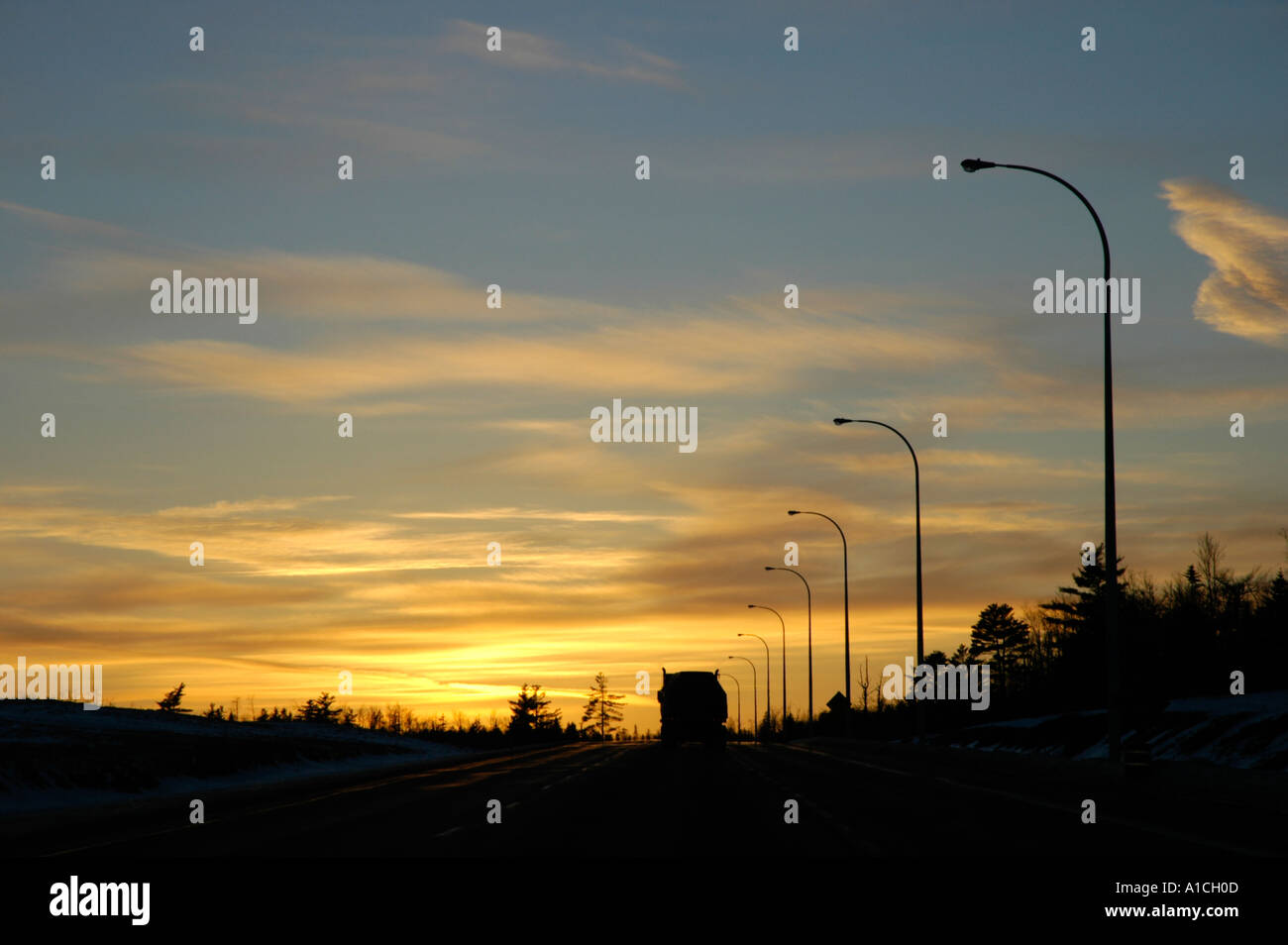 Transport LKW LKW fahren auf einer vierspurigen Autobahn durch New Brunswick Kanada bei Sonnenuntergang Stockfoto