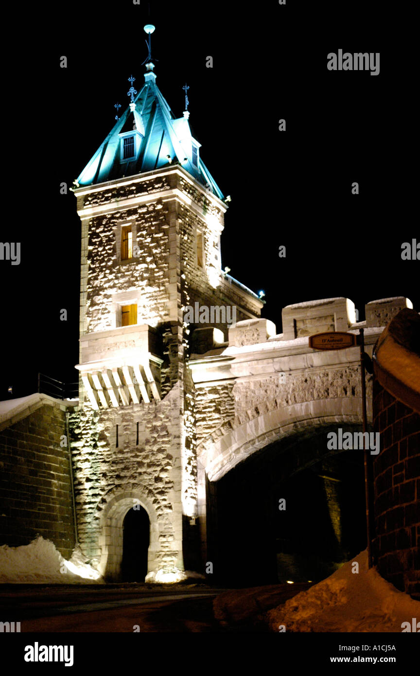 Tor und Turm auf rue d Auteuil in der Nacht in der alten Stadt von Quebec in Kanada Stockfoto