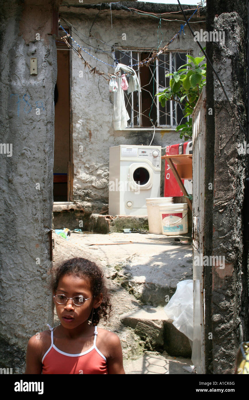 Junges Mädchen geht weg von ihrer Heimat, Rocinha Favela in Rio De Janeiro,  Brasilien Stockfotografie - Alamy