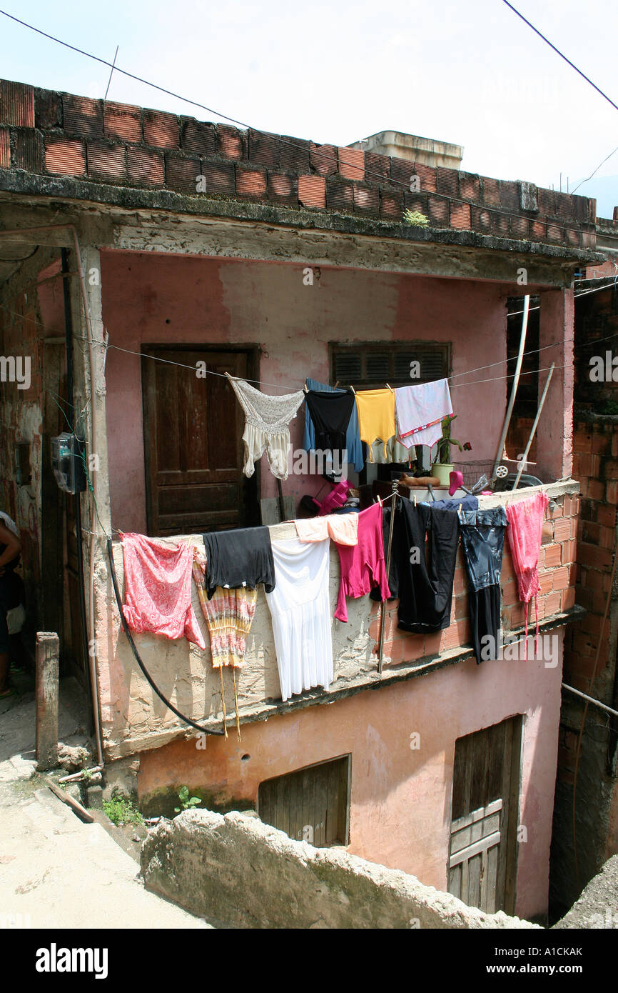 Wäsche hängt zum Trocknen in Rocinha Favela in Rio De Janeiro, Brasilien Stockfoto