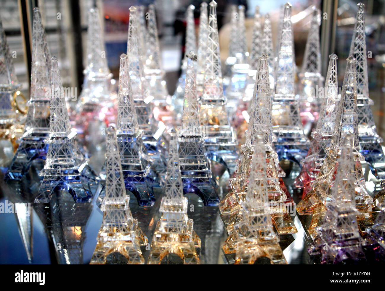 Souvenirs der Eiffelturm zum Verkauf Stockfoto