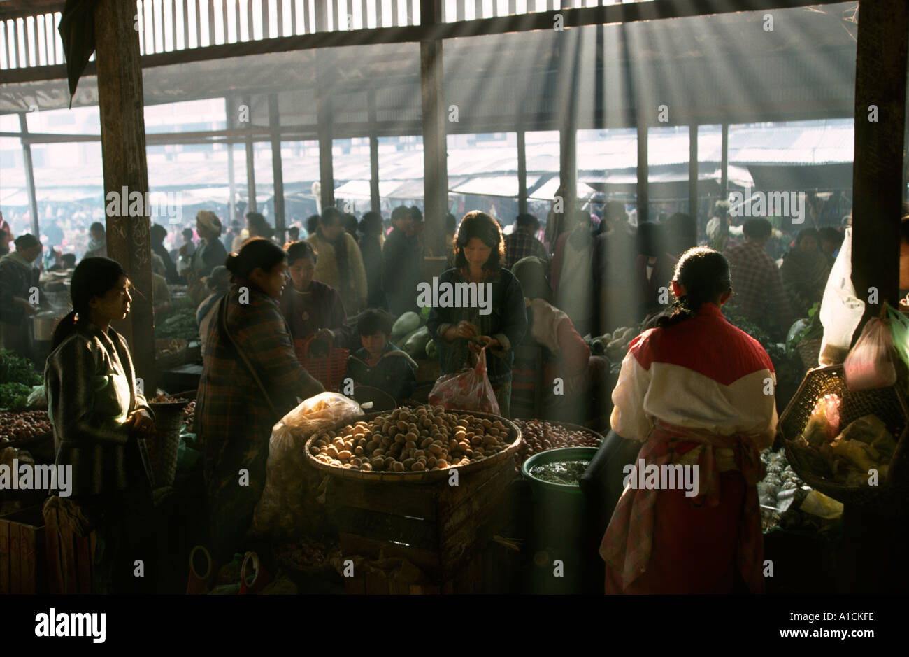 Myanmar-Burma Norden Lashio Commerce Shan Markt Wellen des Lichts im überdachten Bereich Stockfoto