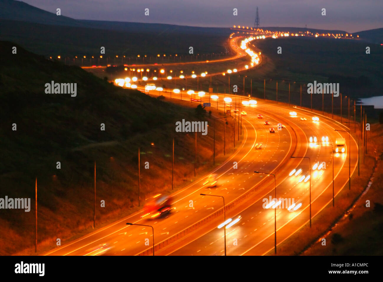 Verkehr-Strecken auf der Autobahn M62 zwischen J22 und J23 Stockfoto