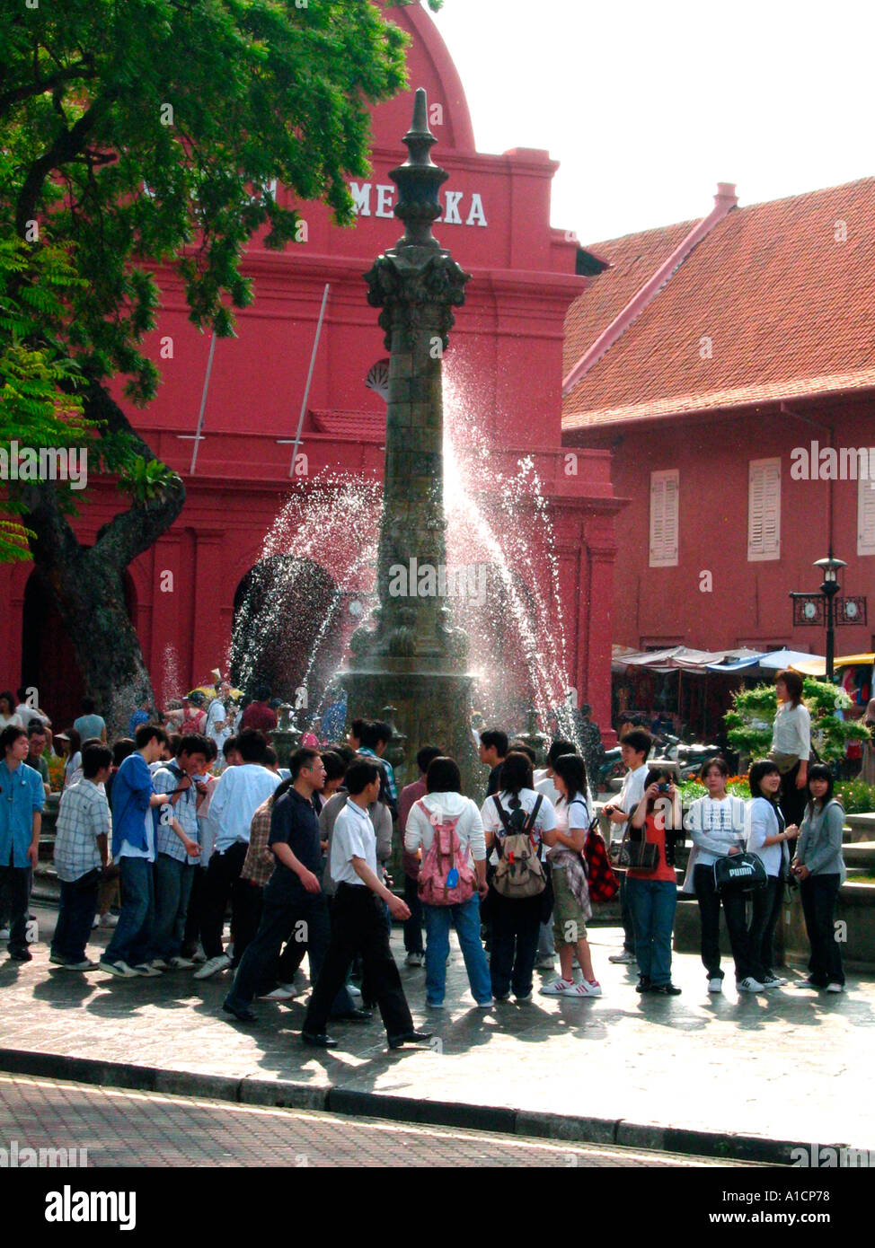 Junge Touristen in das Queen Victoria Memorial fountain Dutch Square Melaka, Malaysia Stockfoto