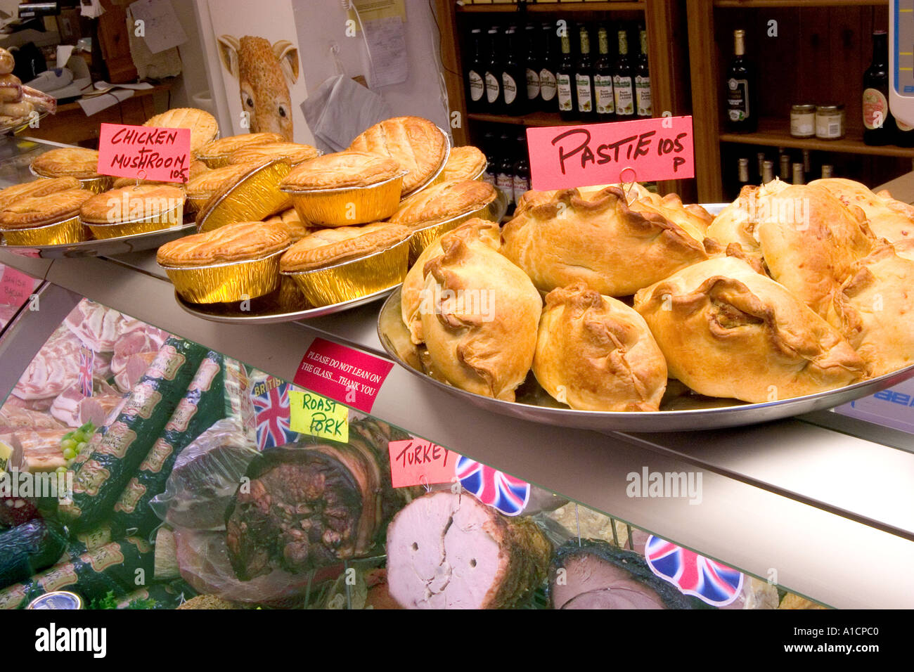 PASTETEN PASTETEN ON COUNTER VON BUTCHER SHOP FEINKOST UK Stockfoto