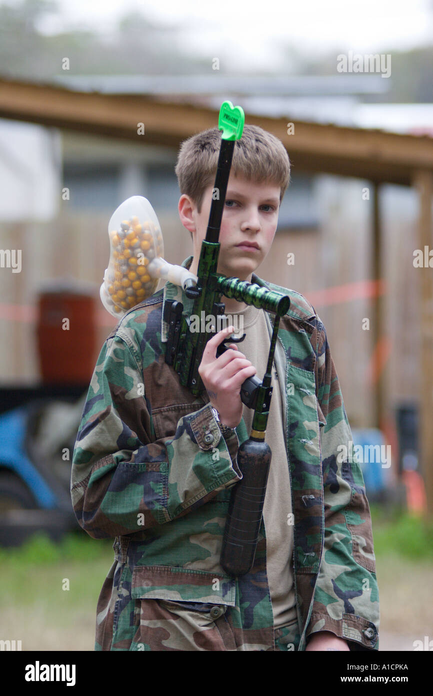 Teenager Jugend braucht eine Pause zwischen den Runden in einem Paintball-Spiel Stockfoto