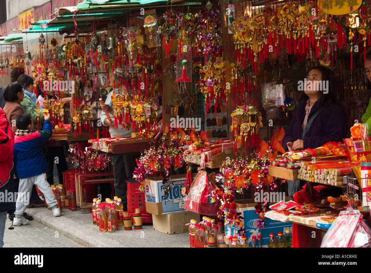 Anbieter außerhalb der Sik Sik Yuen Wong Tai Sin Tempel, Kowloon, Hong Kong Stockfoto