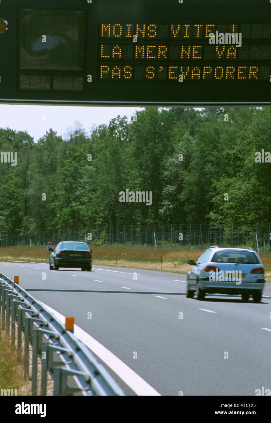 Europa Frankreich Autobahn im Süden mit sarkastischen Achtung Warnung Stockfoto