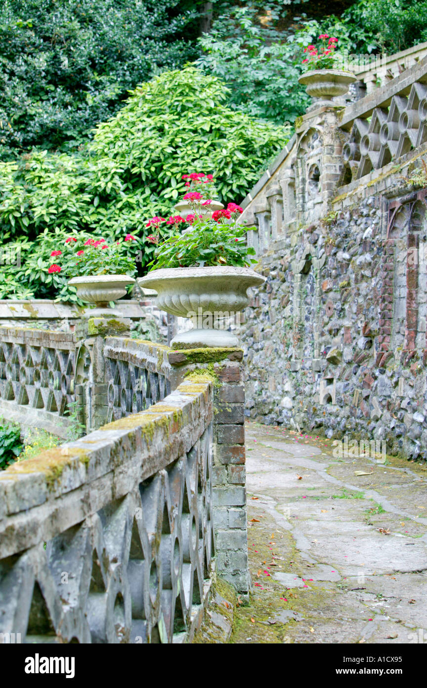 Ursprünglichen Mauern und Pfad Viktorianischer Garten Norwich UK Stockfoto Ursprünglichen Mauern und Pfad Viktorianischer Garten Norwich UK Stockfoto
