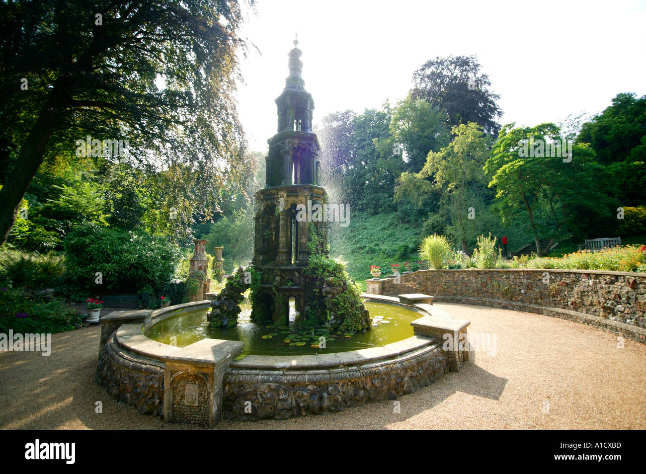Restaurierte Brunnen und Teich Viktorianischer Garten Norwich UK Stockfoto Restaurierte Brunnen und Teich Viktorianischer Garten Norwich UK Stockfoto