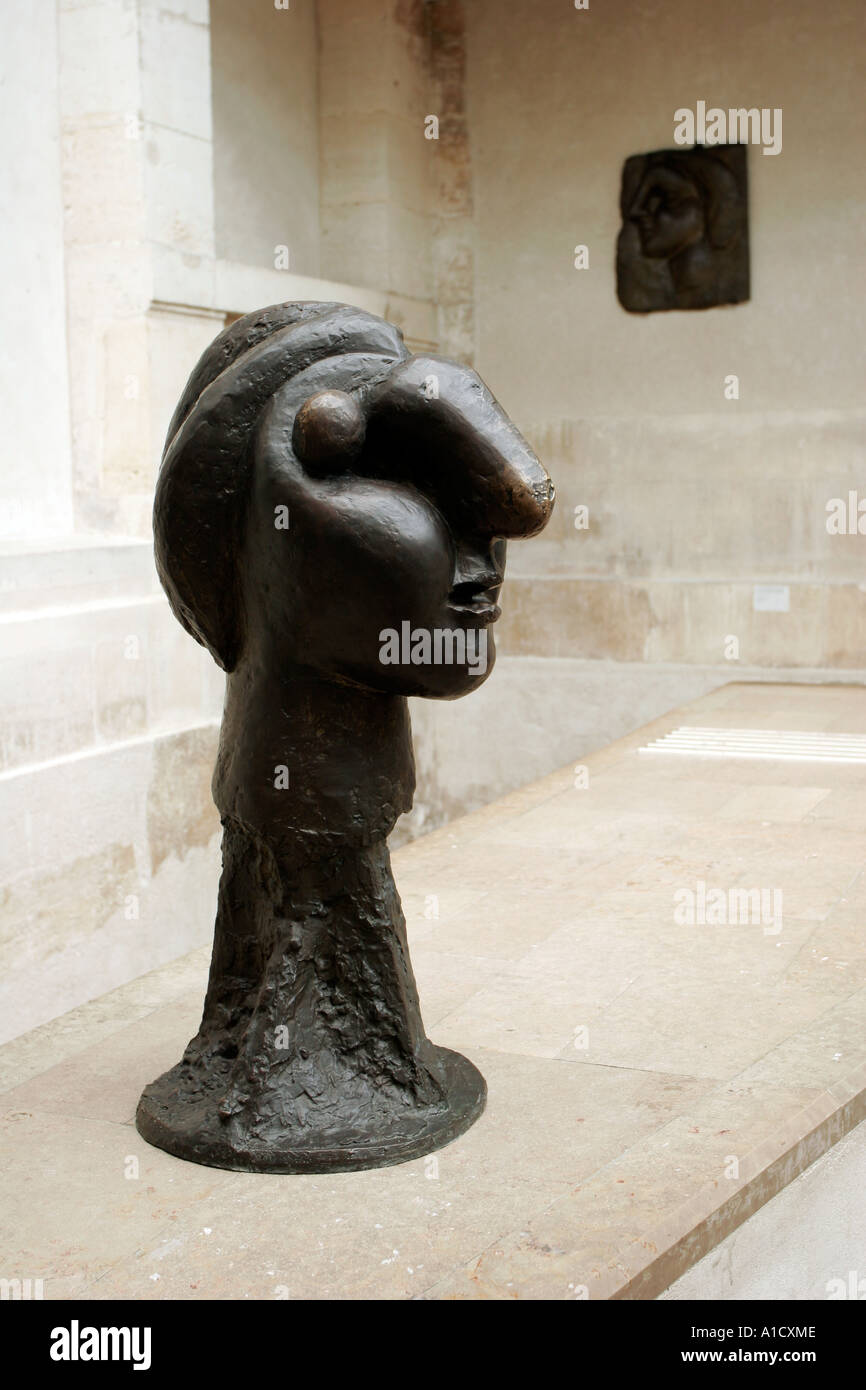 Frankreich, Paris, Musée Picasso, Skulptur die Frau mit einem Kinderwagen  von Pablo Picasso im Garten der Skulpturen Stockfotografie - Alamy