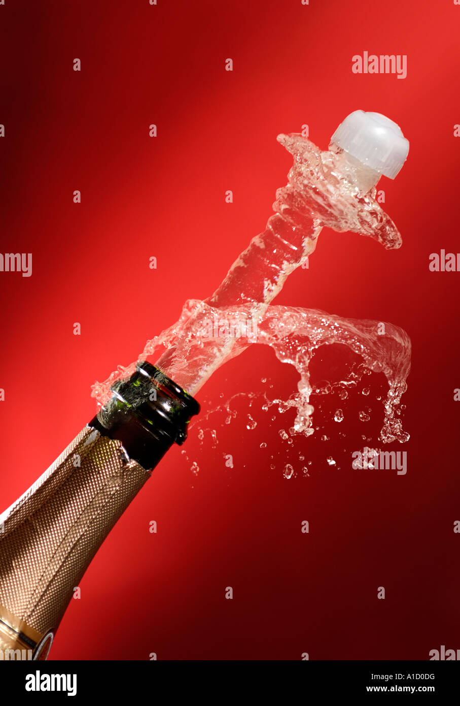 Flasche Champagner mit flying away Kork Weihnachten Feier Ferienkonzept Stockfoto