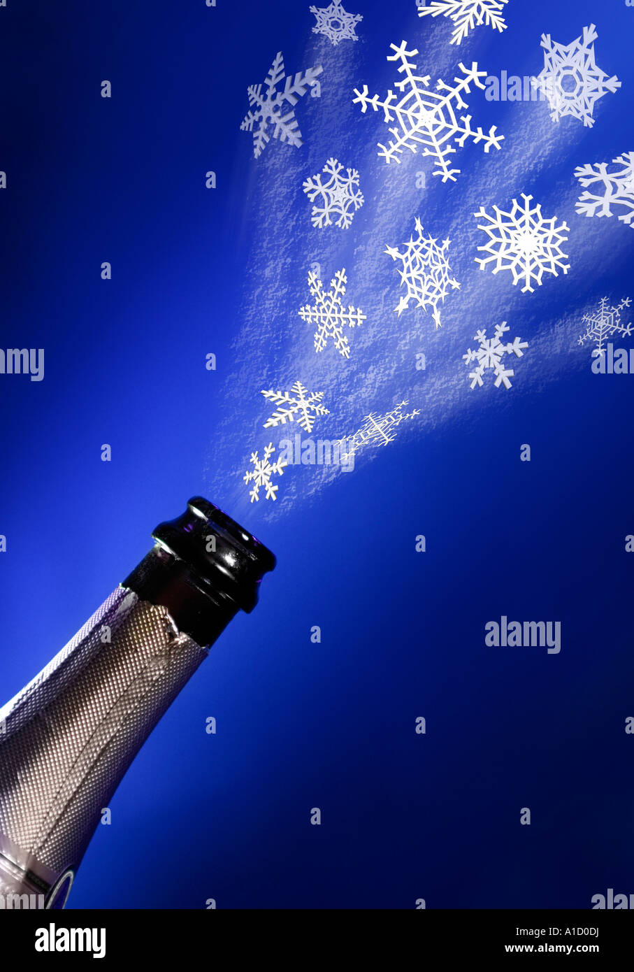 Öffnen der Flasche Weihnachten Champagner mit Schneeflocken aus es strömen Stockfoto