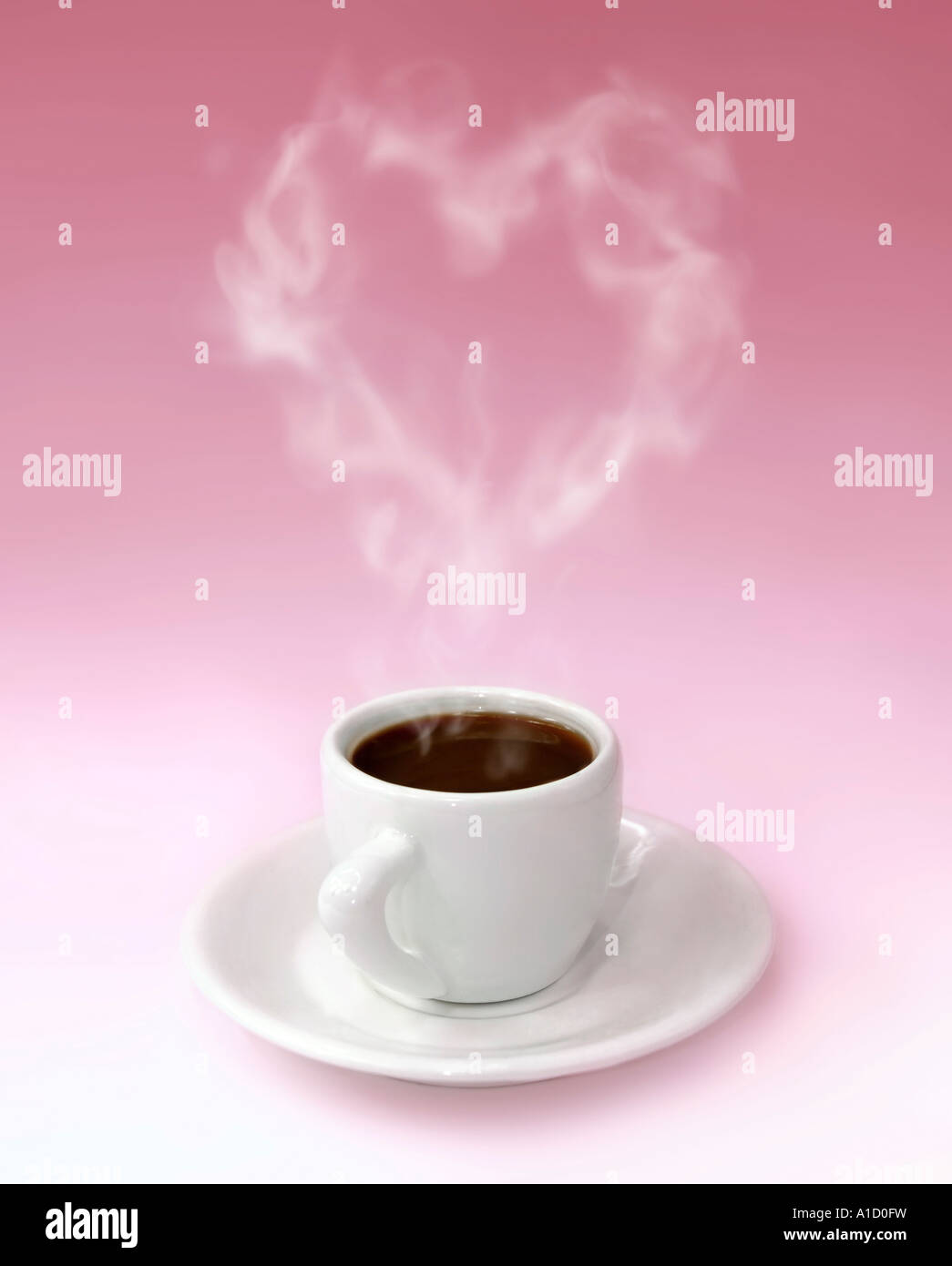 Tasse heißen Kaffee zum Valentinstag Stockfoto