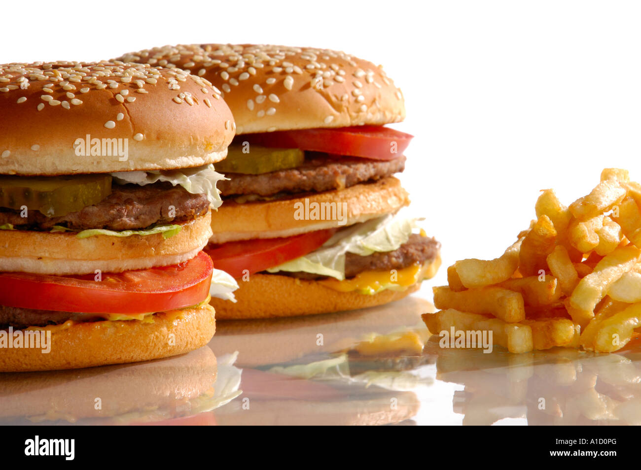 Zwei appetitlich bunten Hamburger und Pommes frites-Fast-Food-Stillleben Stockfoto