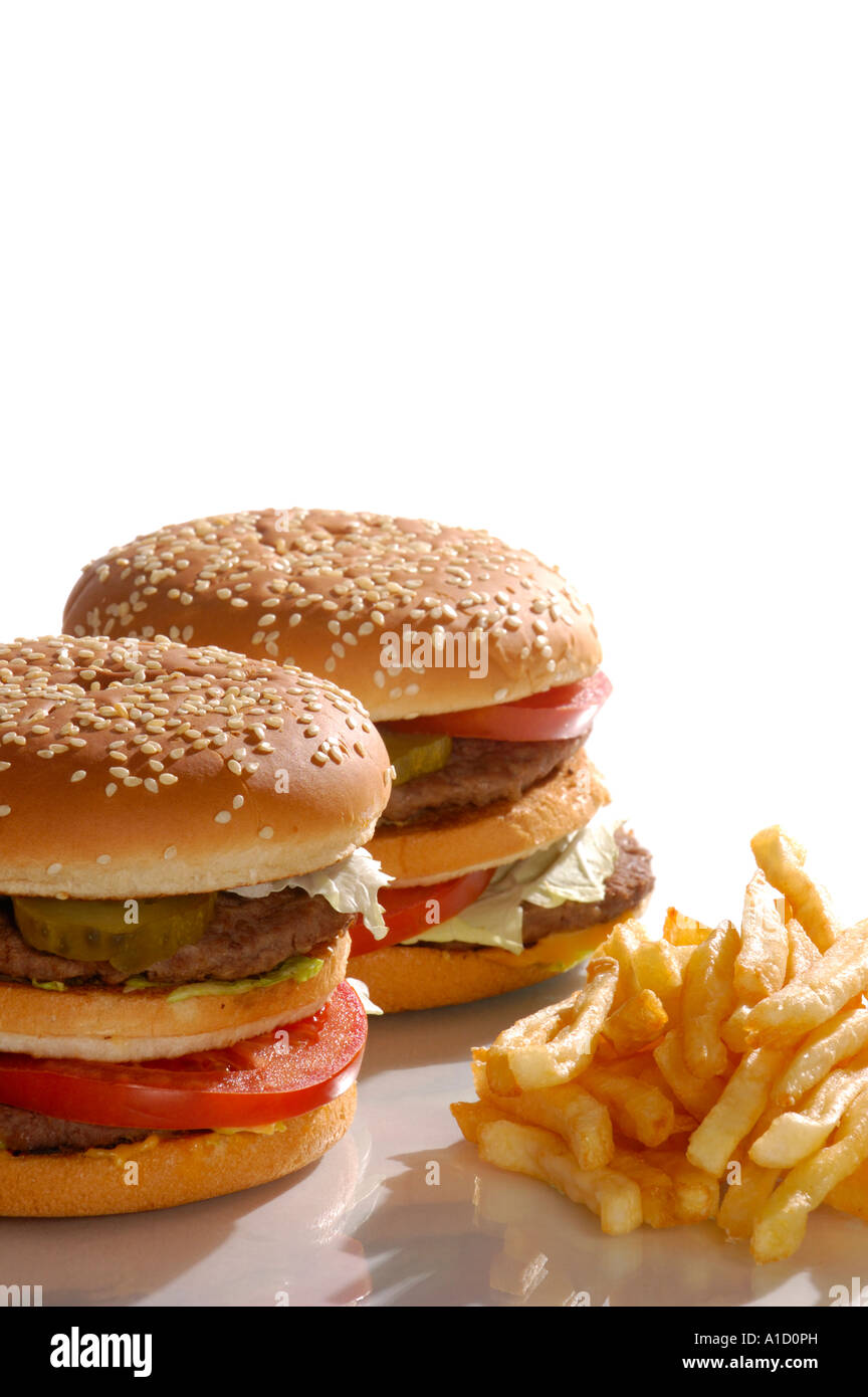 Zwei appetitlich bunten Hamburger und Pommes frites Stockfoto
