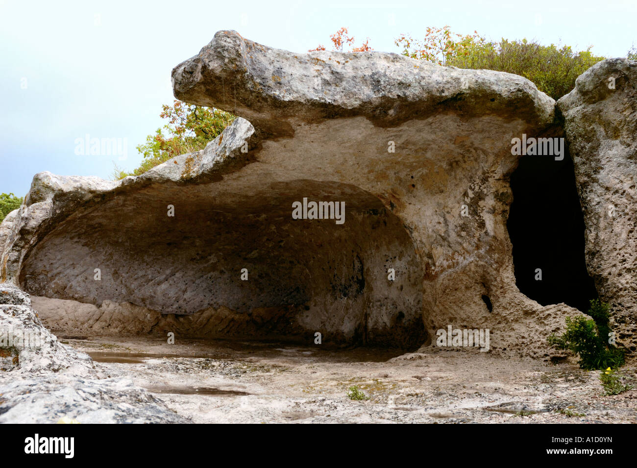 Höhle in die Krim Eski-Kermen Fels geschnitten Stockfoto