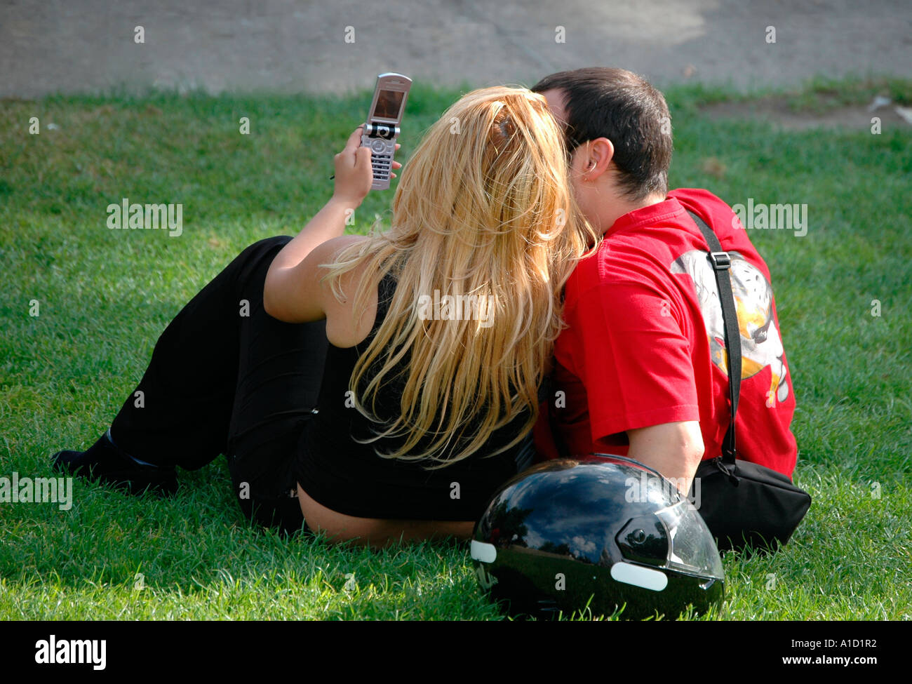 Junges Paar fotografieren mit einem Multimedia-Handy Stockfoto