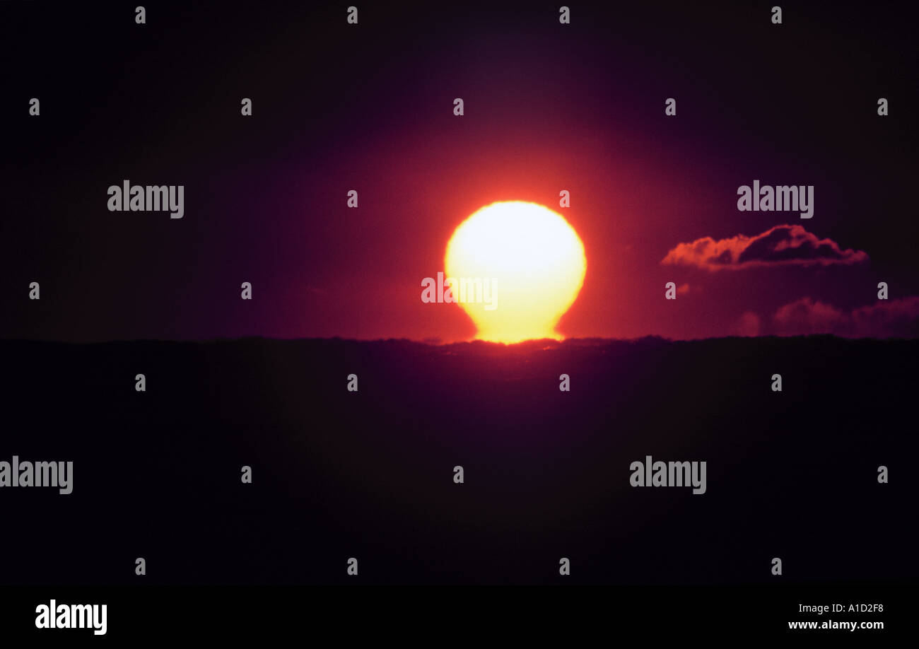 Sonne den Horizont berührt Stockfoto