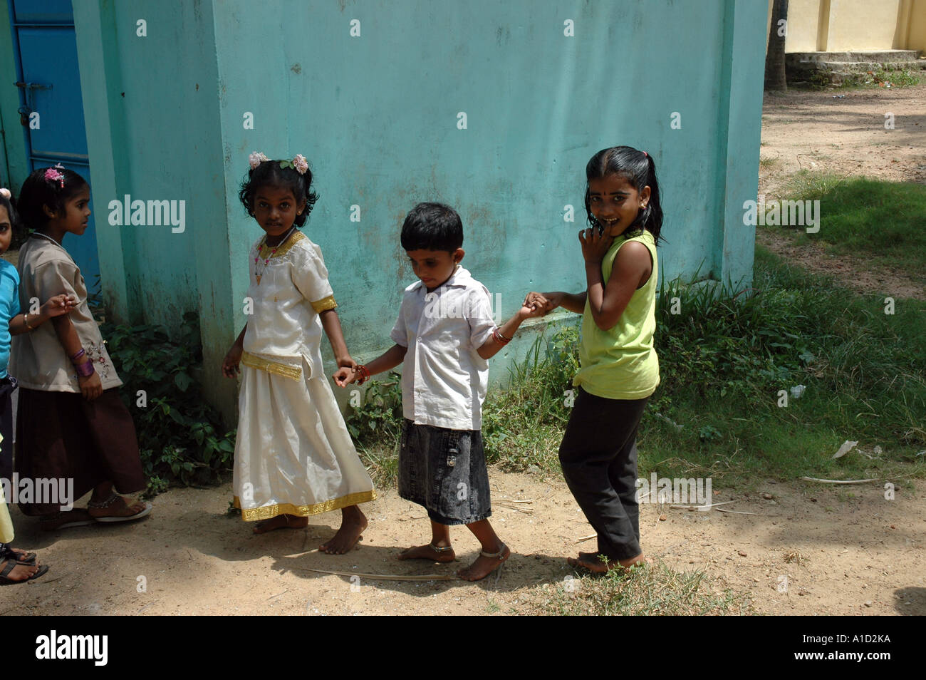 Ein junges Mädchen geboren Blind wird durch zwei Freunde in der Schule in Südindien Tamil Nadu geholfen. Stockfoto