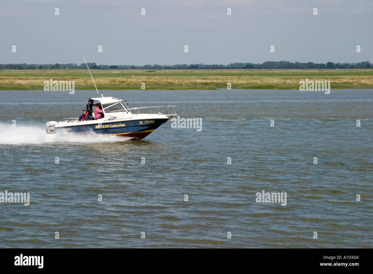 Motorboot im Hafen von St Valery Sur Somme Französisch Frankreich St Valery Somme Picardie Picardie Geschwindigkeit nähert sich Stockfoto