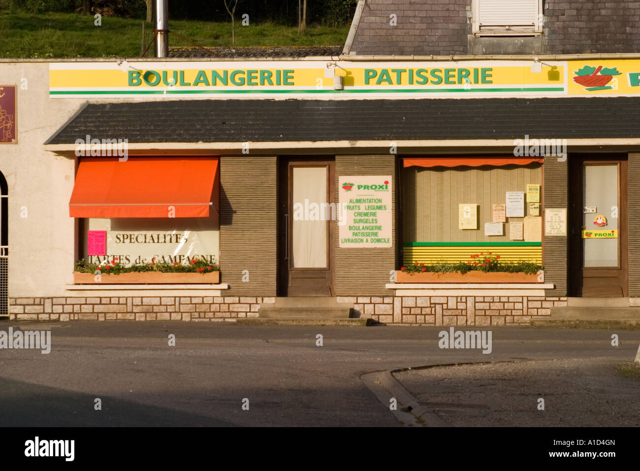 Supermarkt, Bäckerei und min geschlossen mit Jalousien heruntergezogen Fillievres Pas De Calais Stockfoto