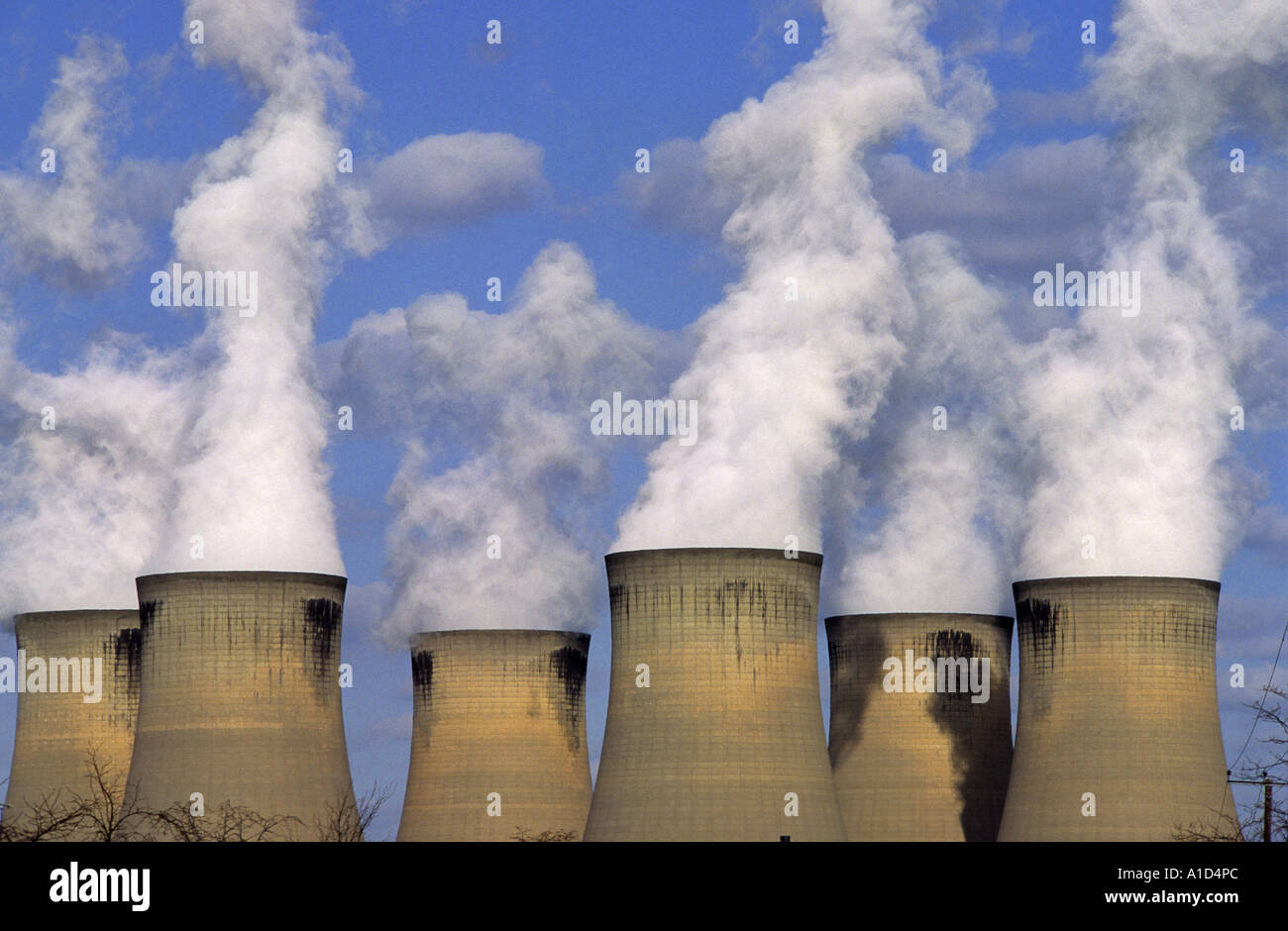 Dampf steigt aus riesigen Kühltürmen bei Drax Kohle betriebene Kraftwerk Drax Yorkshire uk Stockfoto