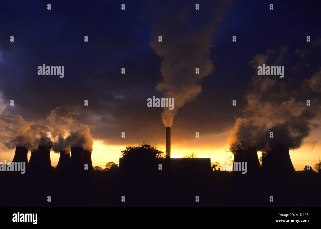 Dampf steigt von Drax Kohle betriebene Kraftwerk bei Sonnenuntergang Drax Yorkshire uk Stockfoto