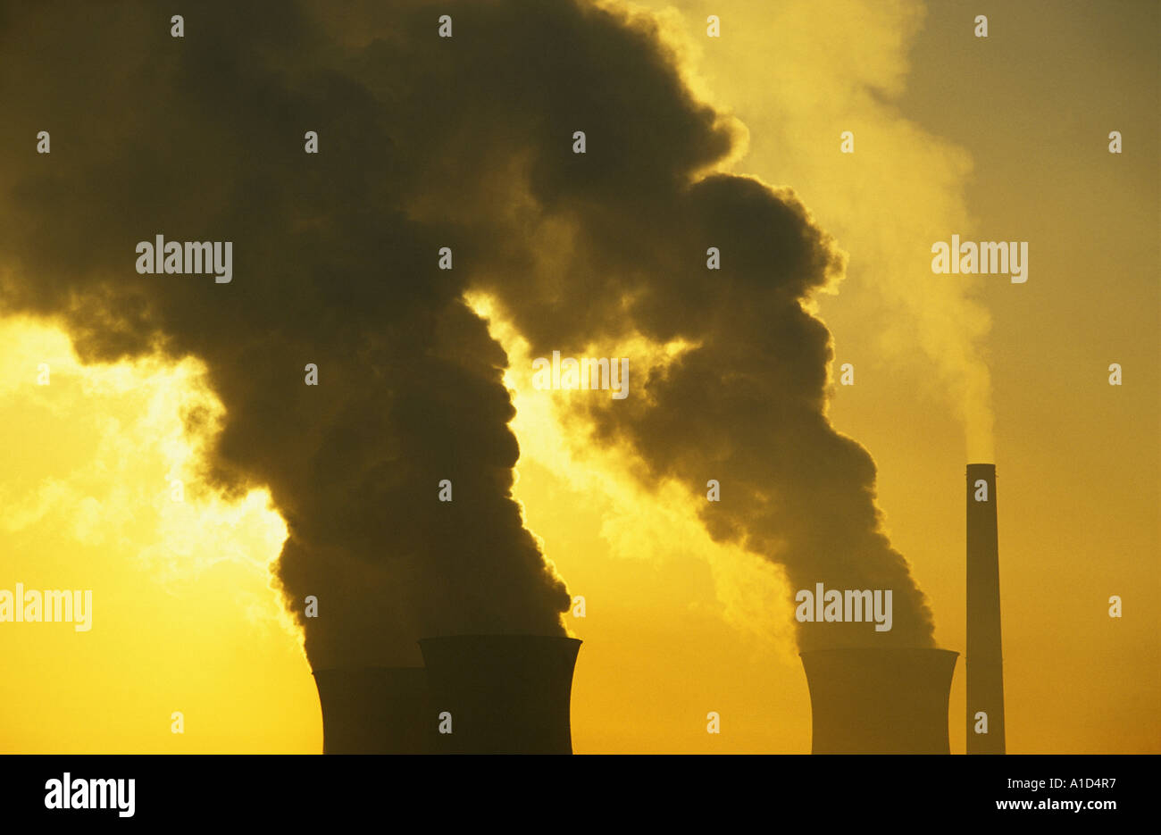 Dampf steigt aus Kohle betriebene Kraftwerk in der Nähe von Leeds bei Sonnenaufgang Yorkshire uk Stockfoto