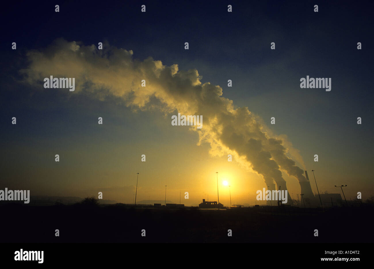 Dampf steigt aus Kohle betriebene Kraftwerk bei Sonnenaufgang Yorkshire uk Stockfoto