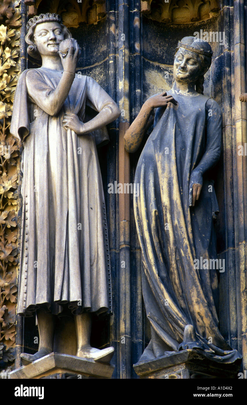 DER VERFÜHRER UND DIE TÖRICHTEN JUNGFRAU STATUEN AUßERHALB DER NOTRE DAME KATHEDRALE IN STRAßBURG ELSASS FRANKREICH Stockfoto